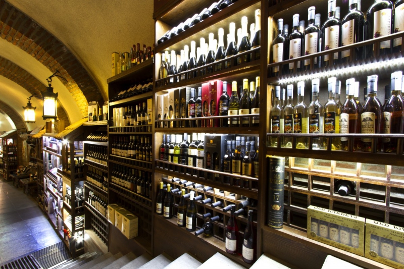 ecommerce-STE AGNES-min_world_street_travel_shop_canon_georgia_wine_bottles-429767